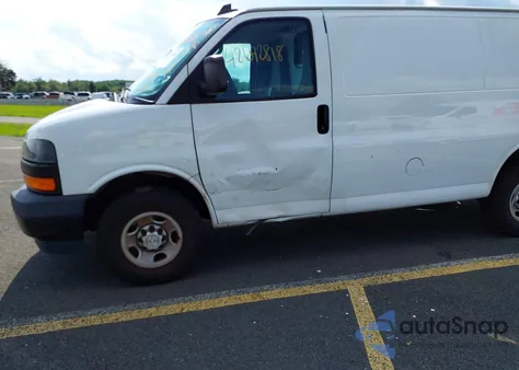 2019 Chevrolet Express 2500 Work Van z USA, uszkodzony, nr VIN 1GCWGAFP8K1370495